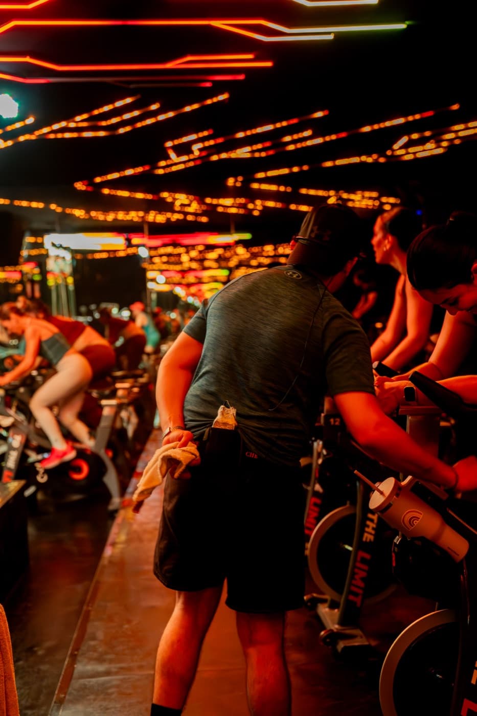 Una clase de Rush Cycle en marcha, con las luces de neón del techo encendidas